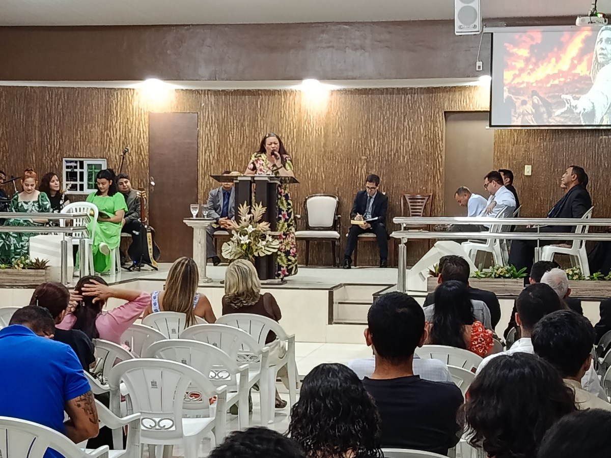 Regina Queiroz encerra as ministrações do 5º Mulheres Exercendo Dons