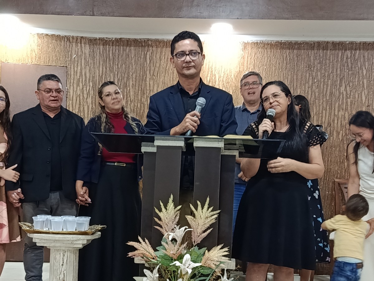 Igreja recebe testemunhos edificantes em Culto de Casais