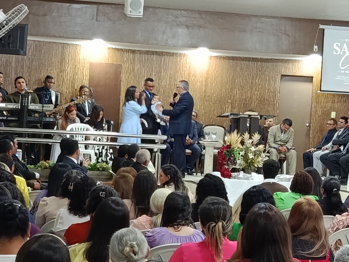 Maria Flor é apresentada durante Culto de Santa Ceia